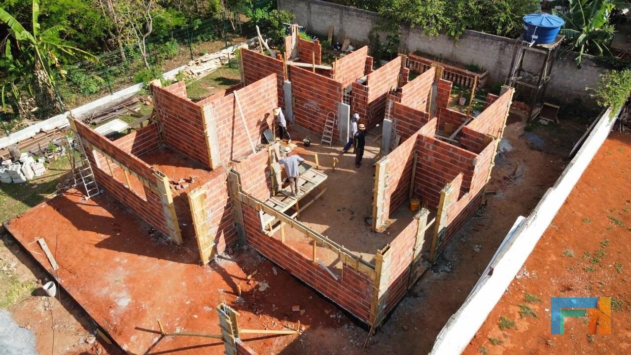 Equipe executando alvenaria em obra residencial