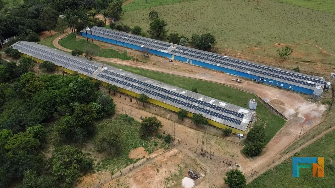 Vista aérea de galpões rurais com sistema fotovoltaico instalado no telhado, projeto da NextObra